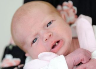 Bebê chama a atenção de família ao nascer com dente de leite