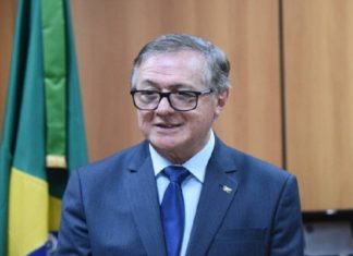 Ministro diz que errou e muda comunicado às escolas sobre Hino