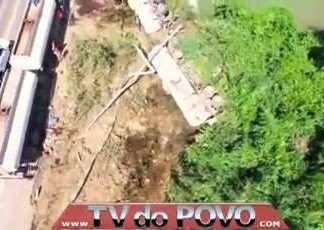 Carreta carregada com óleo tomba na BR-364.