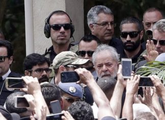 Como foram as 9 horas de Lula fora da prisão para velório do neto