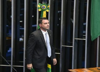 Flávio Bolsonaro quer liberar fábricas de armas
