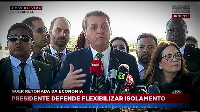 Bolsonaro diz que cobrança sobre mortes por coronavírus precisa ser feita a governadores e prefeitos