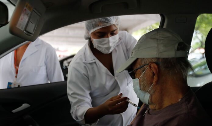 vacinacao_drive_thru_universidade_estadual_do_rio_de_janeiro_uerj_tnrgo_abr_2502214595_0