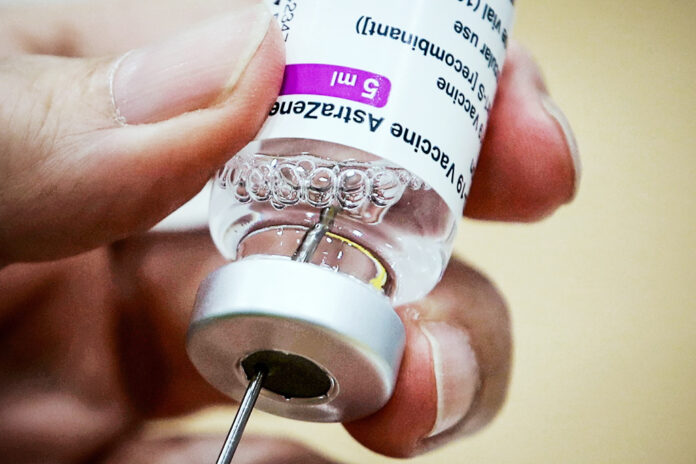 Vacina da AstraZeneca contra Covid-19 é preparada para aplicação na Antuérpia