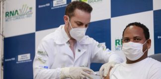Vacina brasileira contra a covid-19 é aplicada pela primeira vez