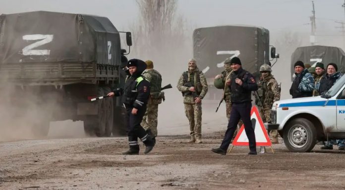 Caminhões-do-exército-russo-passam-por-um-posto-policial-em-Armyansk