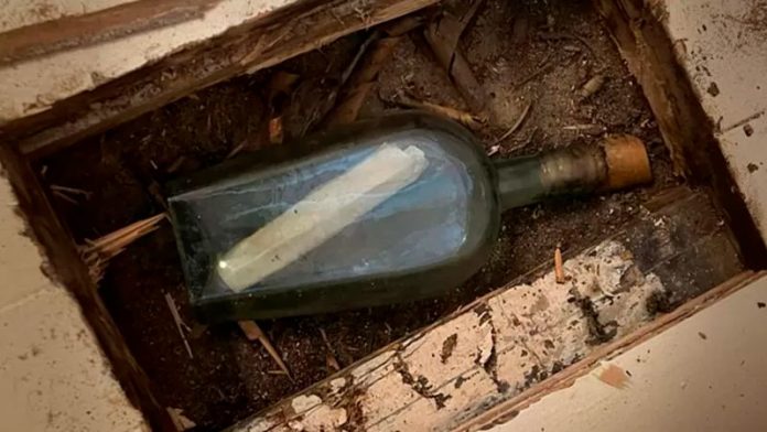 O encanador Peter Allan cortou um buraco no piso bem acima da garrafa, sem saber que ela estava lá