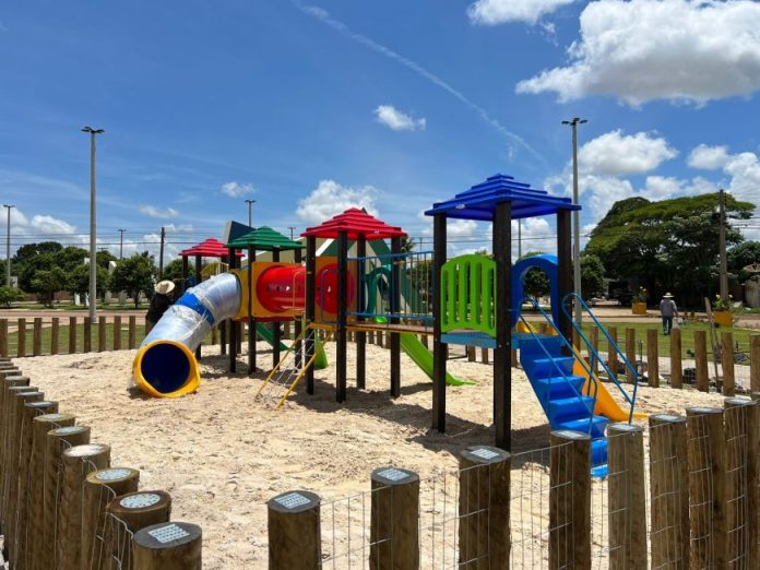 Parques infantis começam a ser instalados em Vilhena Cada parque contará com a estrutura principal em madeira plástica, com resistência, durabilidade, sustentabilidade e segurança