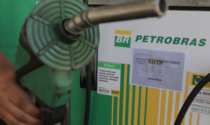 Petrobras reduz preços da gasolina -1