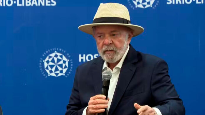 "Presidente Lula recebe alta após cirurgia de emergência no Sírio-Libanês. Saiba sobre sua recuperação e o que aconteceu desde o acidente doméstico que resultou em hemorragia cerebral."