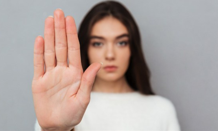 Casos de feminicídio caem 5% em 2024. Governo investe R$ 116 milhões em políticas públicas e cria comitê para otimizar uso de recursos. Saiba mais!