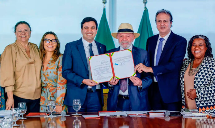 O projeto obteve amplo apoio político, unindo governistas e opositores em prol da educação.