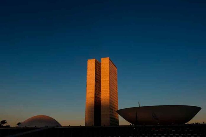 Comando do Congresso muda. Veja como a eleição impacta as pautas de Lula e a oposição.