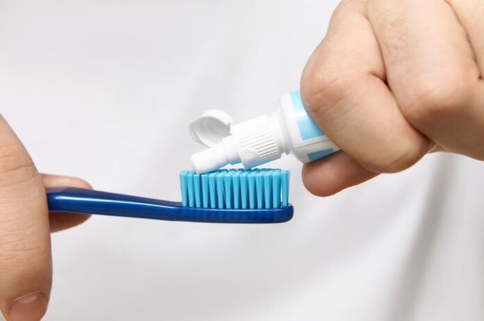 Creme dental Colgate é suspenso após relatos de lesões e ardência bucal