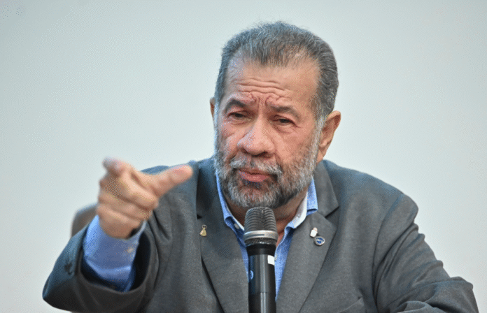 Carlos Lupi pede demissão após crise no INSS