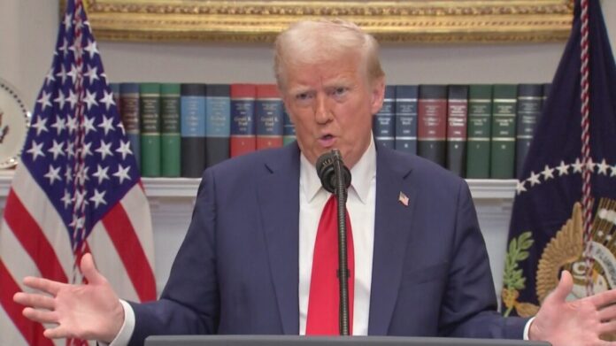 Trump diz que Putin “ficou louco” após ataque à Ucrânia e também critica Zelensky. Bombardeio em Kiev matou 12 pessoas, incluindo 3 crianças.