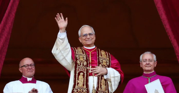 Cardeal Robert Francis Prevost é anunciado como novo papa