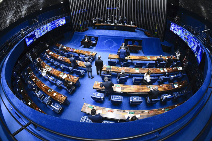 Senadores durante sessão plenária no Congresso Nacional