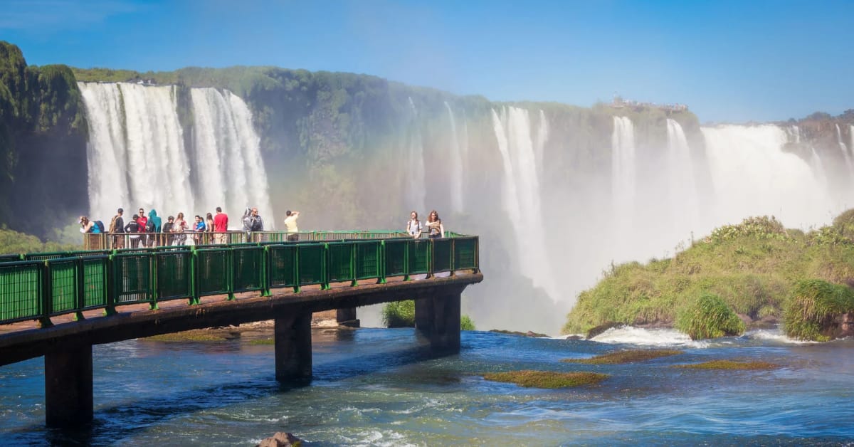  Turistas nas passarelas das Cataratas do Iguaçu, um dos principais destinos turísticos do Brasil em 2025