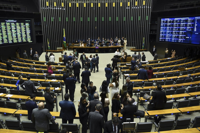 Deputados em sessão discutindo leis sobre apostas online