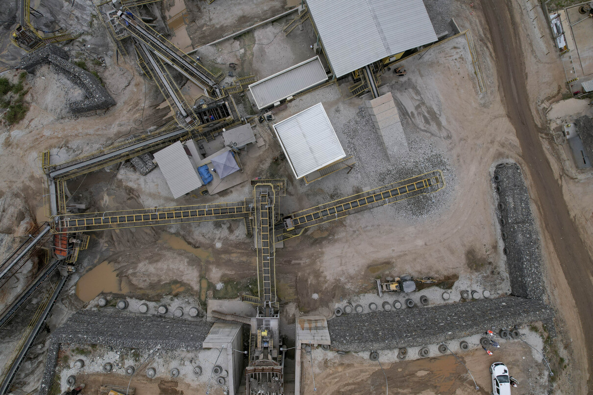 Vista aérea de correias e estruturas operacionais de mineração de lítio.