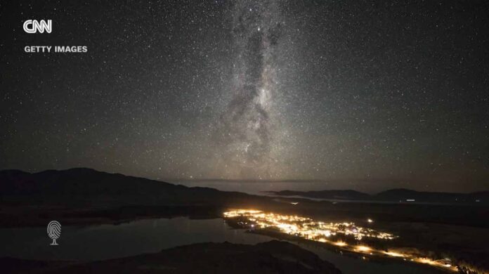 Céus escuros ameaçados pela poluição luminosa Astrofotógrafo captura a Via Láctea em uma das regiões mais preservadas do Reino Unido