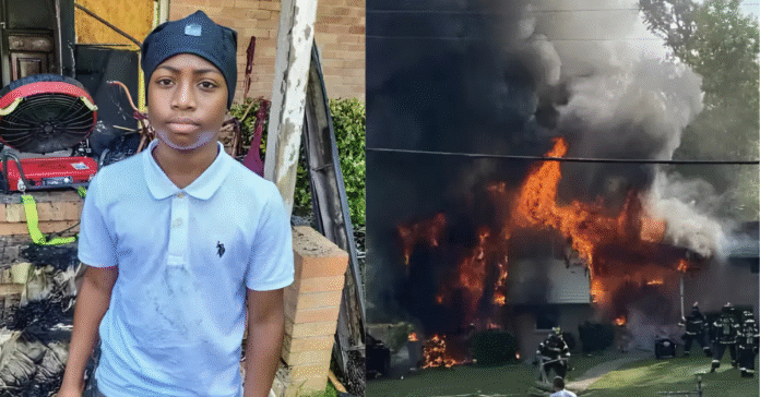 Garoto de 12 anos posando sorridente com casa parcialmente queimada ao fundo, após salvar a família de um incêndio