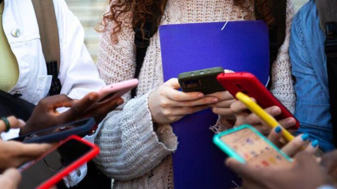 Misoginia entre meninos acelera com IA e redes sociais