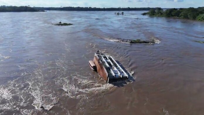Operação busca reflutuar Barco Hospital Walter Bartolo no Mamoré