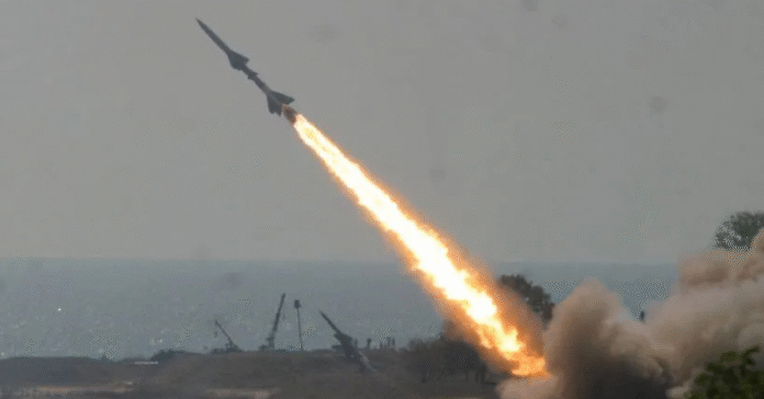 Míssil balístico é lançado com rastro de fogo em direção ao céu, próximo ao mar, durante exercício militar