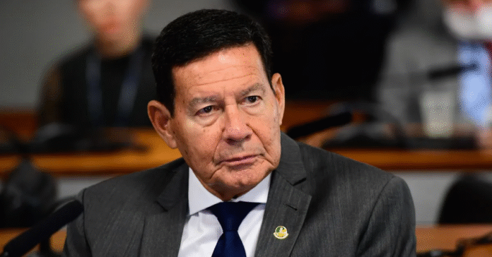 PF vai ouvir Mourão após ligação com Bolsonaro sobre o processo no STF