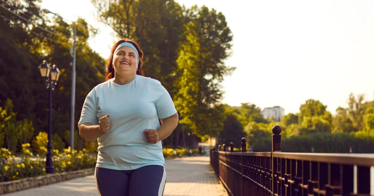  Mulher com sobrepeso correndo em parque ao ar livre durante o dia