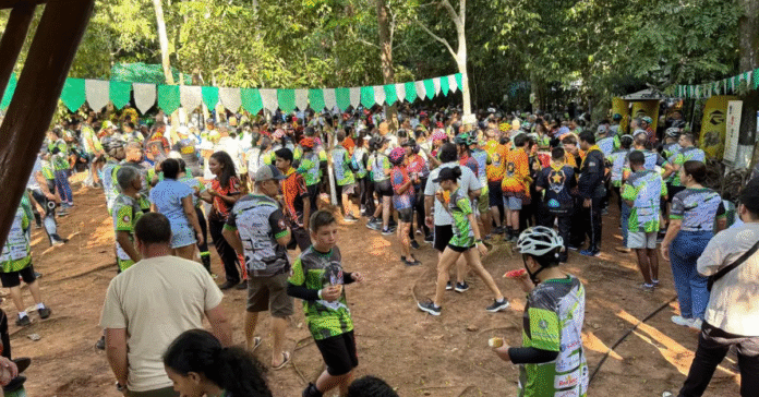 Ciclistas participam de pedalada que abre Semana do Meio Ambiente
