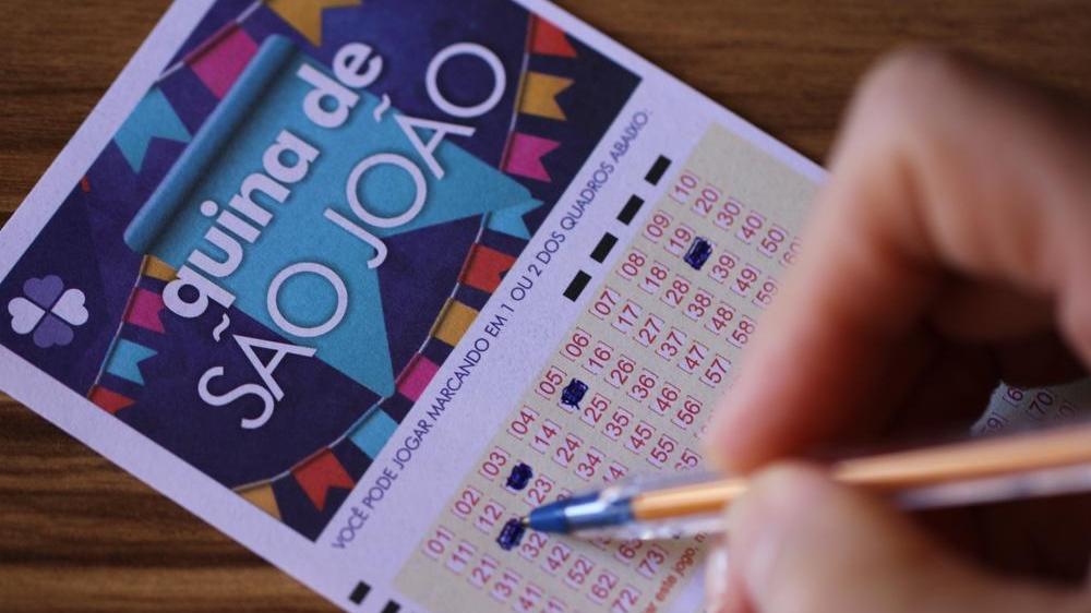Close de bilhete da Quina sendo preenchido por apostador