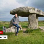 Aaron Cherrie observa o céu ao entardecer em uma das áreas mais escuras do Reino Unido, aguardando a chegada da noite para fotografar a Via Láctea, longe da poluição luminosa das cidades.
