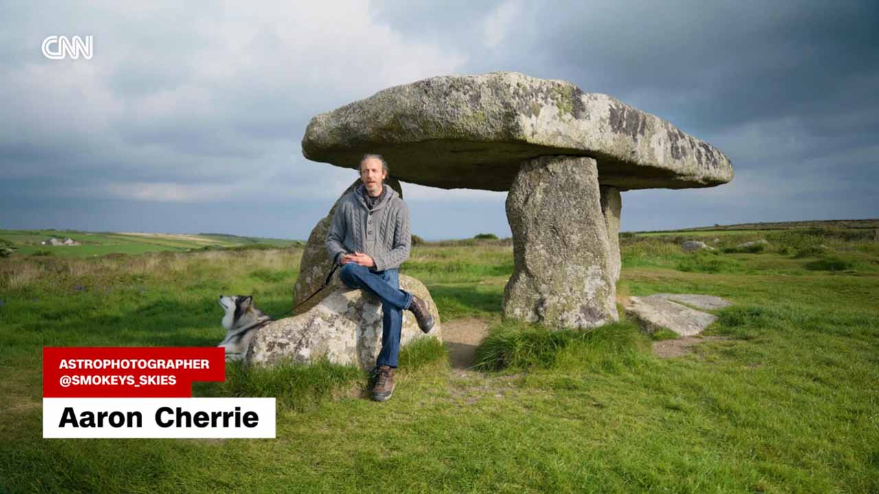 Aaron Cherrie observa o céu ao entardecer em uma das áreas mais escuras do Reino Unido, aguardando a chegada da noite para fotografar a Via Láctea, longe da poluição luminosa das cidades.