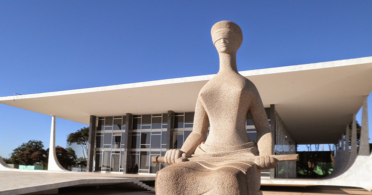 Estátua da Justiça em frente ao prédio do Supremo Tribunal Federal em Brasília