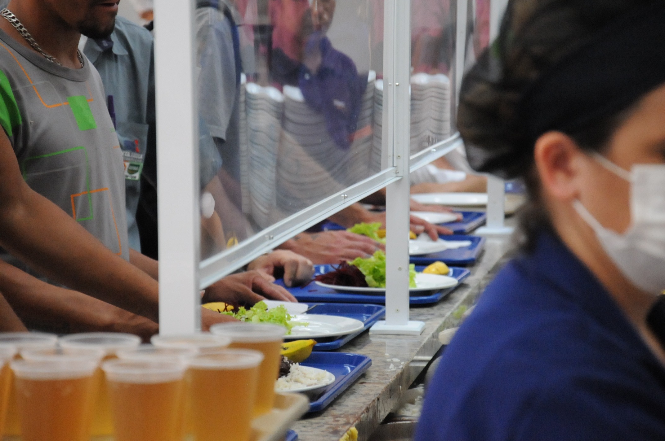 Refeitório comunitário oferece comida gratuita e ajuda a reduzir a fome no Brasil