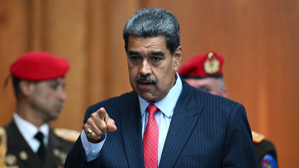 Nicolás Maduro discursa com expressão séria e dedo apontado durante cerimônia oficial na Venezuela