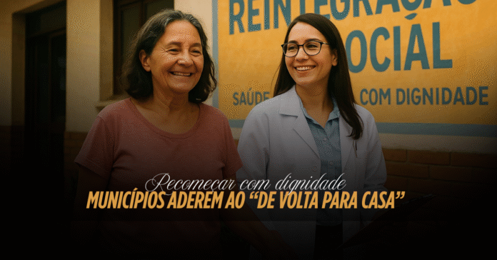 DE VOLTA PRA CASA Mulher acolhida pelo programa De Volta para Casa caminha com profissional da saúde em frente a centro de reintegração social