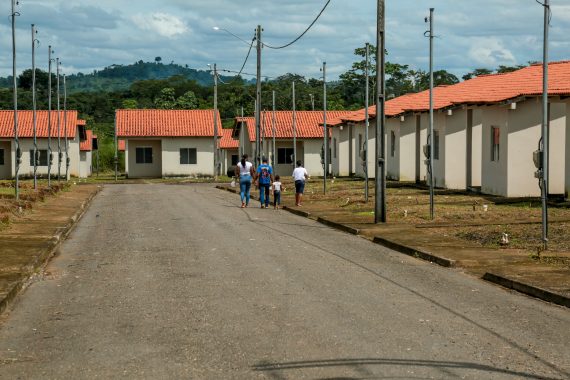 Famílias caminham por conjunto habitacional em Rondônia contemplado pelo programa Meu Sonho.