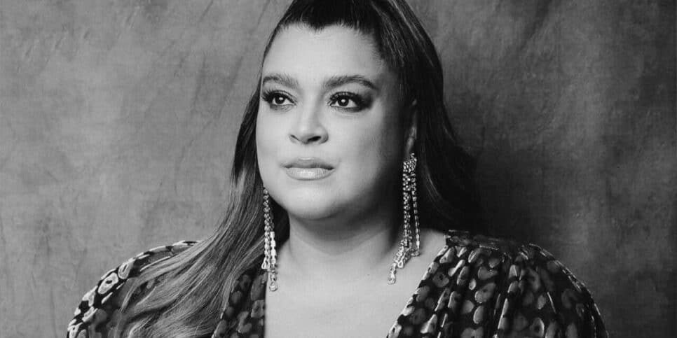 Preta Gil em retrato preto e branco, com expressão serena e olhar firme, vestida elegantemente com brincos longos.