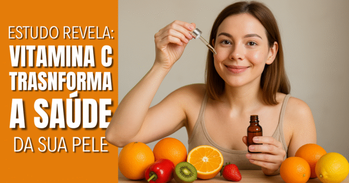 Aplicação de vitamina C com frutas ricas no nutriente Mulher sorridente aplicando vitamina C no rosto com conta-gotas, ao lado de laranjas sobre a mesa, simbolizando saúde e rejuvenescimento.