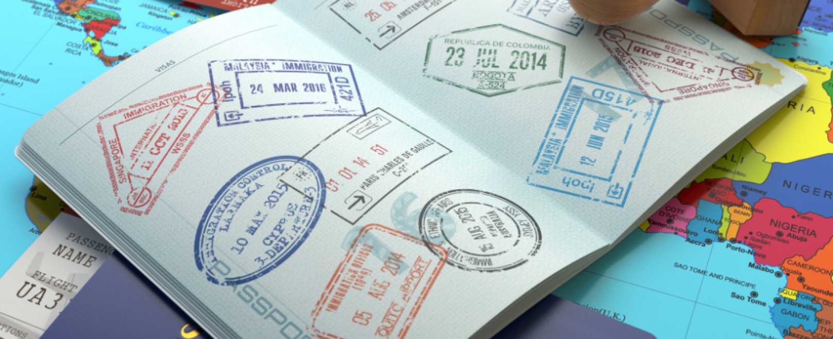 Passaporte aberto com carimbos de entrada em diversos países sobre um mapa, simbolizando viagens internacionais e acordos de isenção de visto.