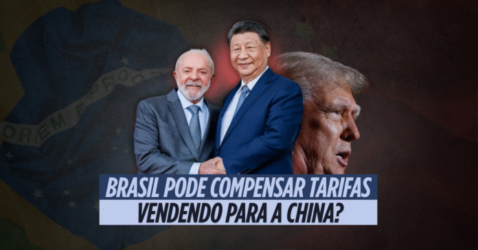 Lula e Xi Jinping apertam as mãos para acordo comercial enquanto Trump observa ao fundo, representando disputa de tarifas entre Brasil, China e EUA.