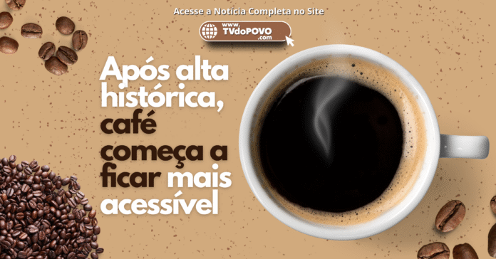 Xícara de café preto vista de cima ao lado de grãos, com texto “Após alta histórica, café começa a ficar mais acessível”