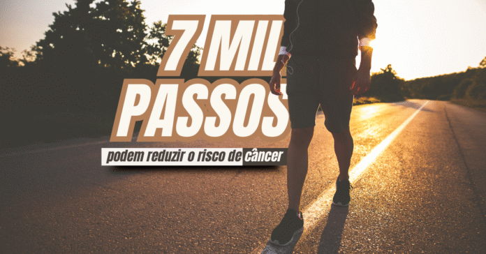 7 mil passos por dia reduzem o risco de câncer Pessoa caminhando ao entardecer em estrada asfaltada com a frase “7 mil passos podem reduzir o risco de câncer”