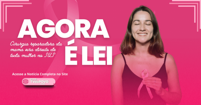Mulher sorrindo com fita rosa celebra nova lei que garante cirurgia reparadora da mama no SUS