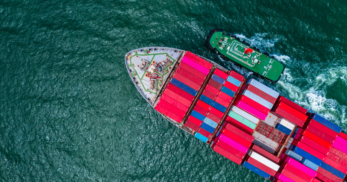 Navio com contêineres coloridos no oceano representa o comércio internacional entre Brasil e Estados Unidos