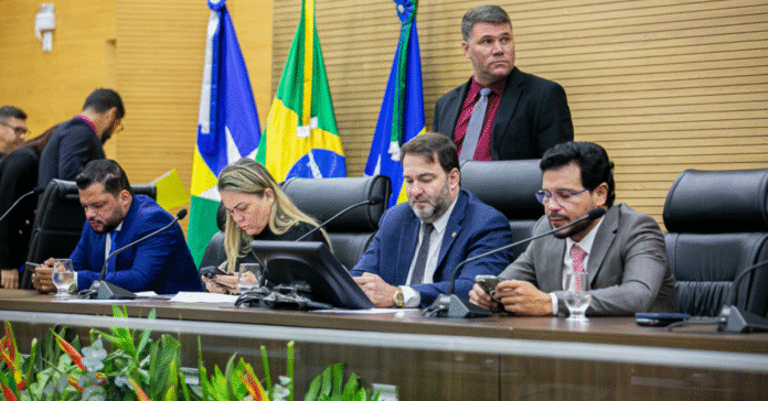 Deputados analisam o Programa Avança Rondônia em sessão da Assembleia Legislativa